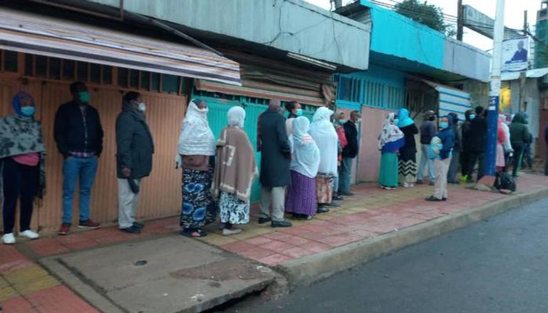 طابور من الناخبين أمام اللجان مع فتح مراكز الاقتراع
