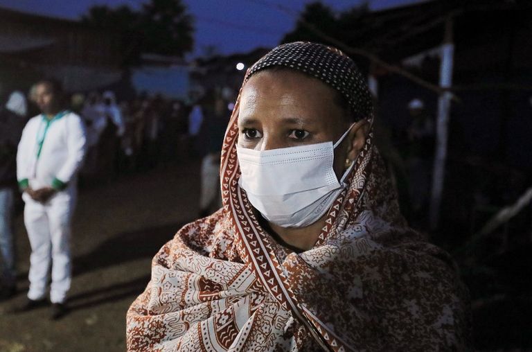 عاملة صحية تعد جرعة من لقاح كورونا