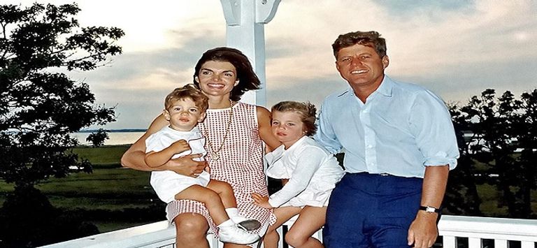 الرئيس كنيدي وزوجته وأطفالهما