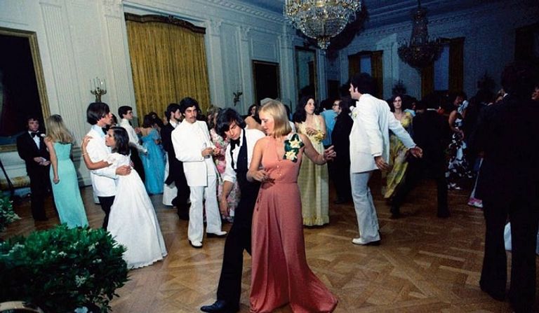 أقامت سوزان حفلها المدرسي في الغرفة الشرقية