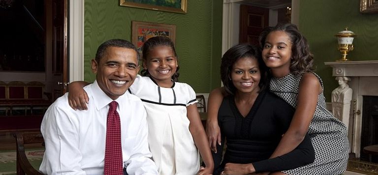 باراك وميشيل أوباما مع ابنتيهما