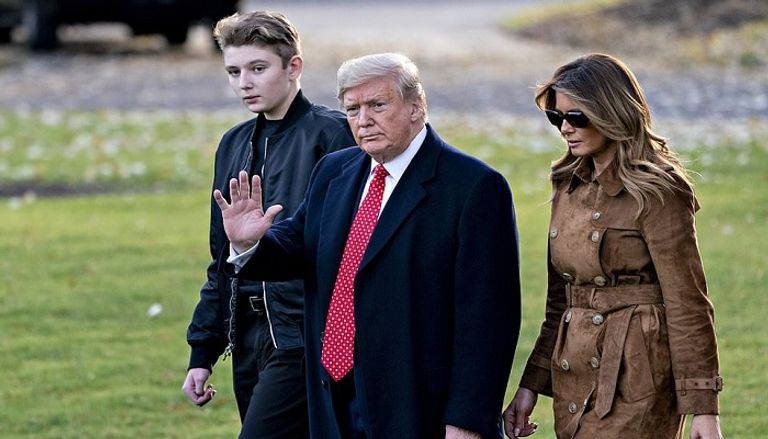 ترامب مع زوجته وابنه بارون ترامب