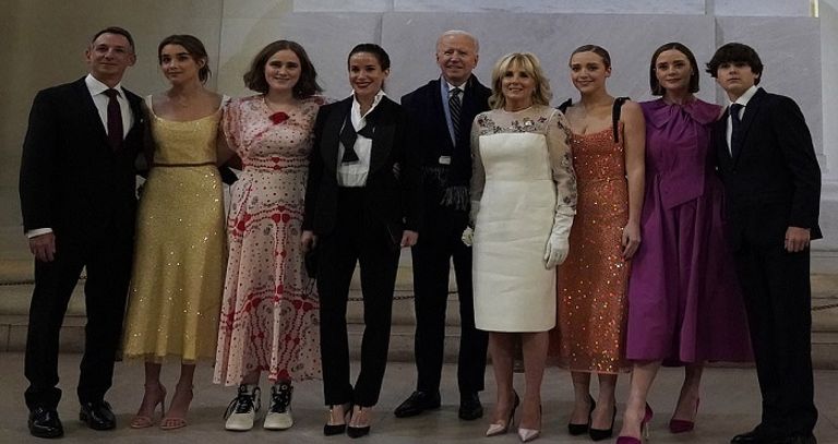 بايدن وزوجته مع أفراد العائلة
