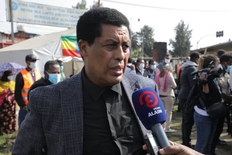 آبي أحمد رئيس الوزراء الإثيوبي يغرس شتلة بعد الإدلاء بصوته