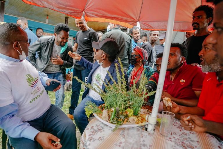 آبي أحمد خلال تناوله الغداء في مطعم شعبي بأديس أبابا