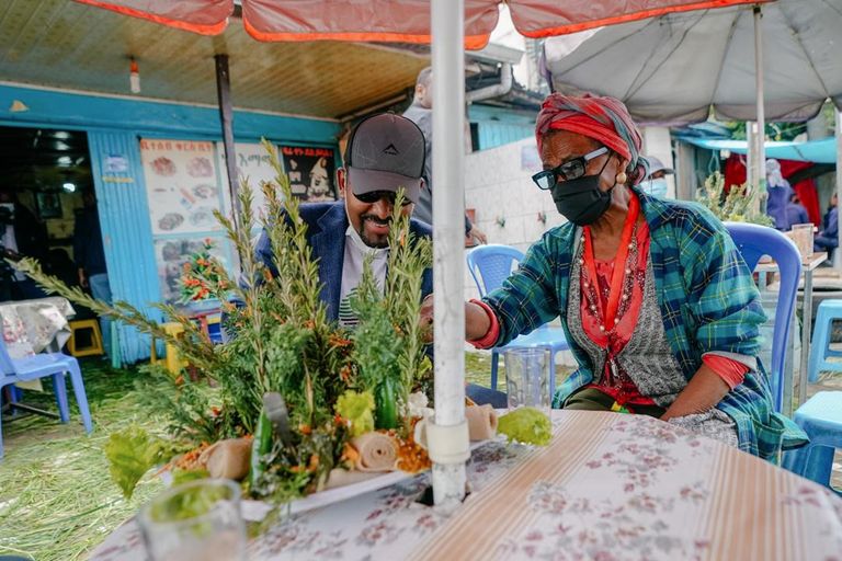 آبي أحمد خلال تناوله الغداء في مطعم شعبي بأديس أبابا 