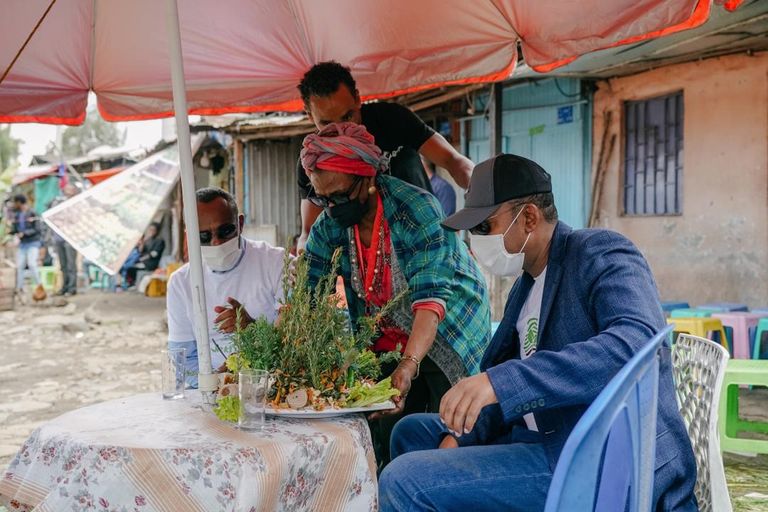 آبي أحمد خلال تناوله الغداء في مطعم شعبي بأديس أبابا 