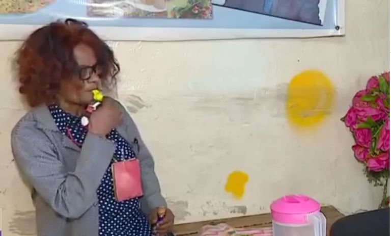 آبي أحمد خلال تناوله الغداء في مطعم شعبي بأديس أبابا