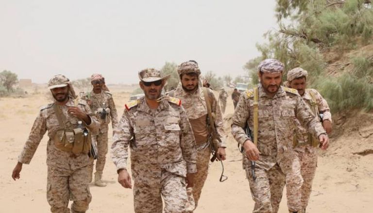 رئيس أركان الجيش اليمني خلال جولة ميدانية بالجبهة