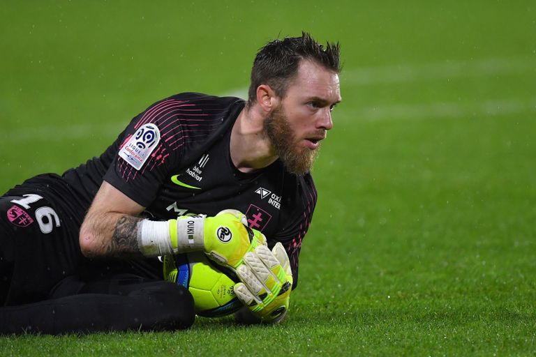 أليكسندر أوكيدجا حارس منتخب الجزائر وفريق ميتز الفرنسي جوزيه مورينيو مدرب روما الجديد