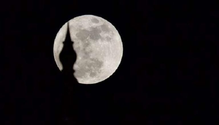 أيام 13 و 14 و15 من الشهر العربي اكتسبت تسميتها من ضوء القمر 