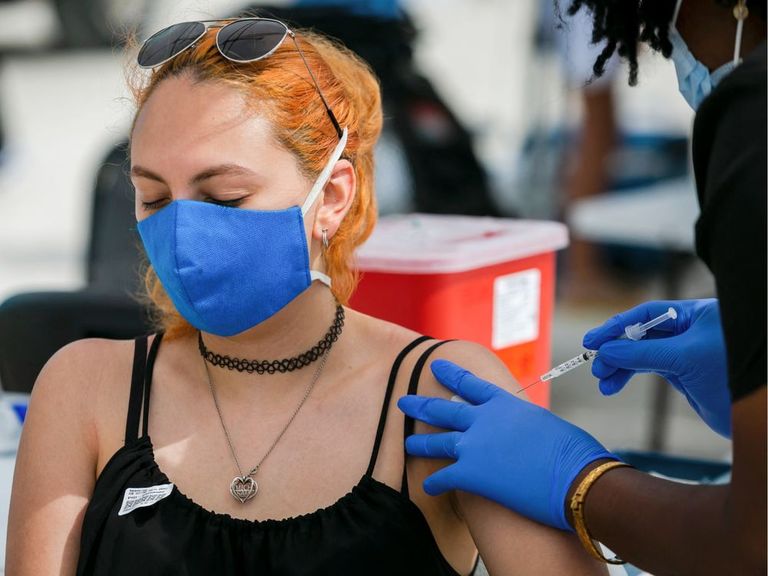 فتاة تتلقى لقاح فيروس كورونا المستجد سيدة تحصل على لقاح كورونا