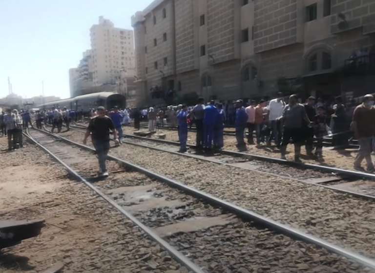 حادث تصادم جرار بقطار رقم 12 مميز الإسكندرية/ القاهرة من الخلف