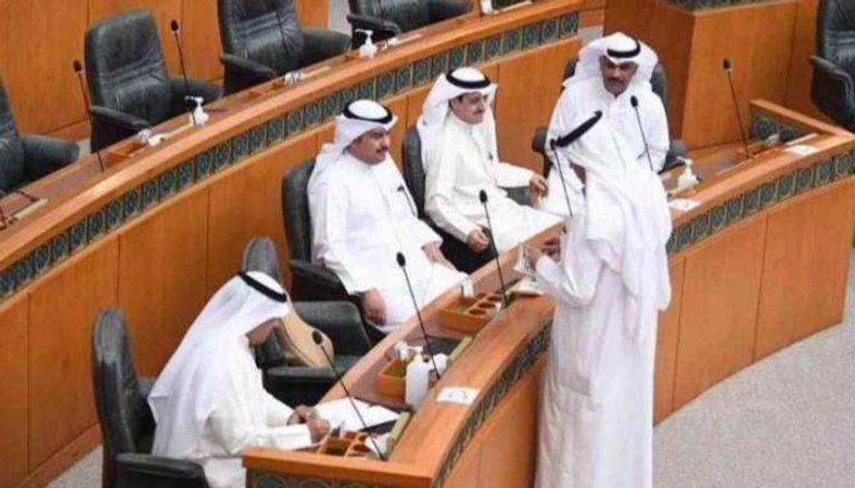 نواب كويتيون يجلسون بمقاعد الحكومة بالبرلمان