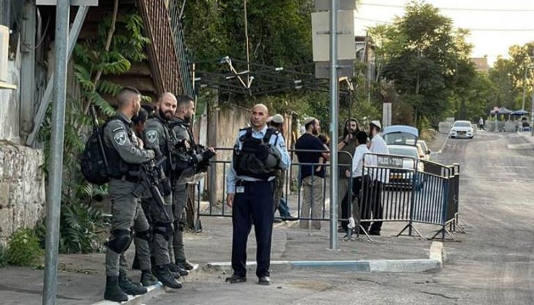 عناصر من الشرطة الإسرائيلية والمستوطنين بحي الشيخ جراح