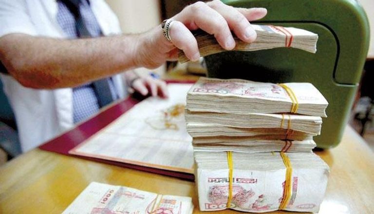 الدينار يتراجع أمام اليورو في الجزائر