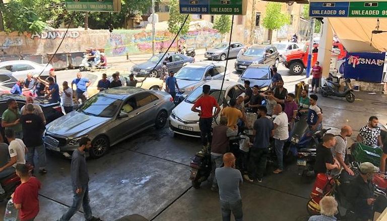 زحام أمام محطة وقود في لبنان