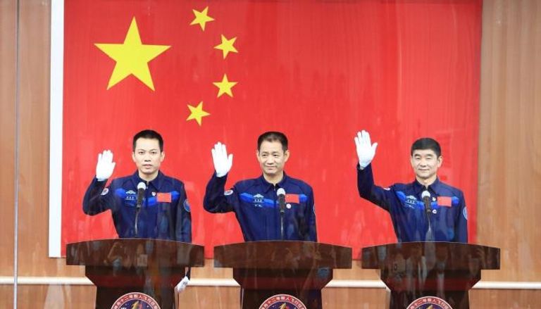 رواد محطة الفضاء الصينية قبل صعودهم إلى الفضاء - أرشيفية