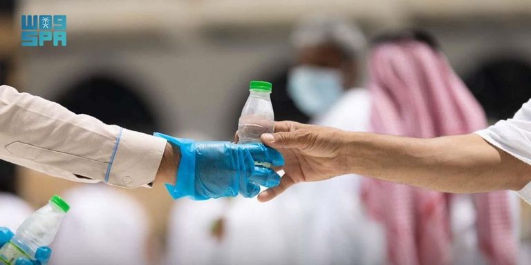 توزيع عبوات ماء زمزم في الحرم المكي