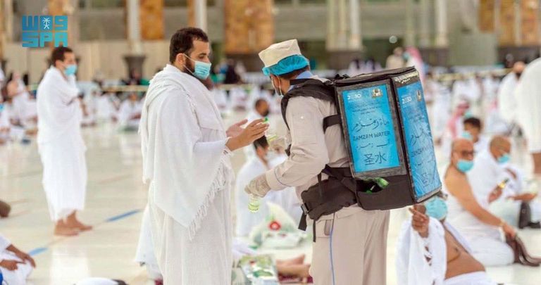 توزيع عبوات ماء زمزم في الحرم المكي