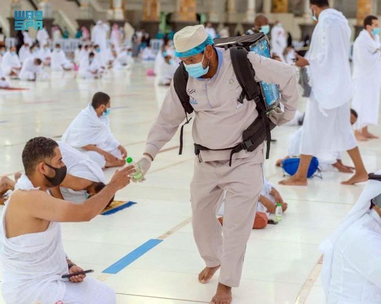 توزيع عبوات ماء زمزم في الحرم المكي