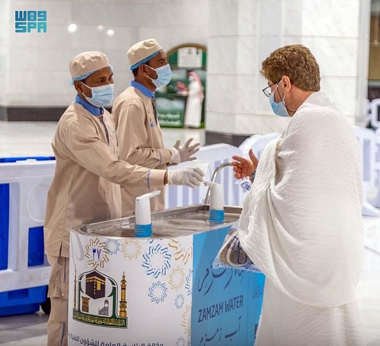 توزيع عبوات ماء زمزم في الحرم المكي