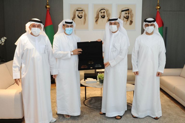 مسؤولو الاتحاد الإماراتي للملاكمة مع مسؤولي الهيئة العامة للرياضة بالإمارات