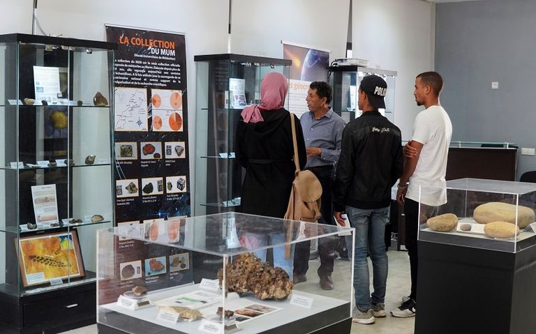 البحث عن النيازك في صحراء المغرب