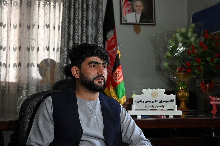 شرطي أفغاني يحرس ساحة خردة قرب قاعدة باغرام- الفرنسية