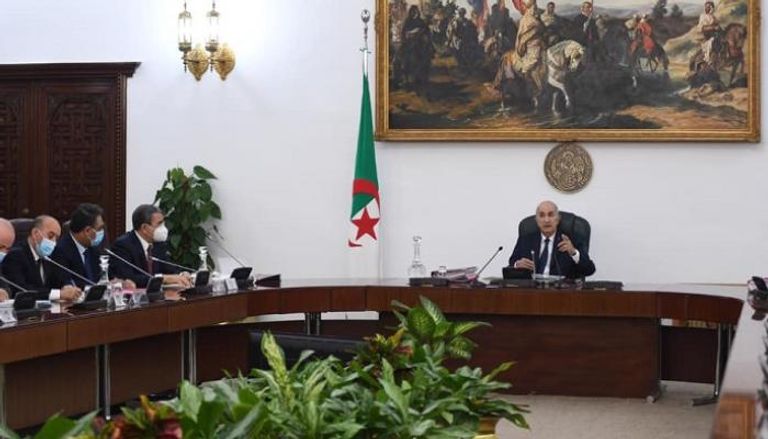 جانب من اجتماع الرئيس الجزائري مع أعضاء حكومته - أرشيفية