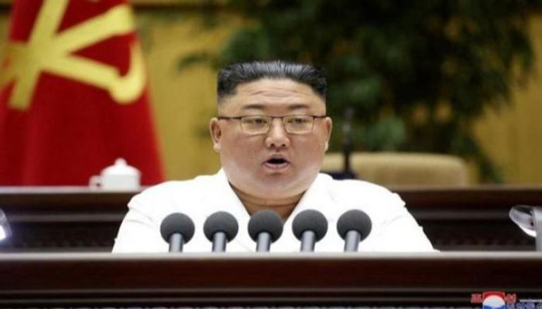 زعيم كوريا الشمالية كيم جونج أون خلال اجتماع حكومي