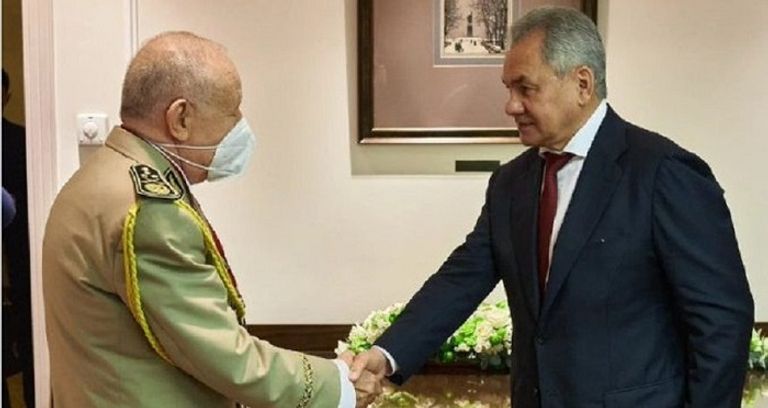 جانب من استقبال وزير الدفاع الروسي لقائد أركان الجيش الجزائري جانب من المباحثات الرسمية بين قائد الجيش الجزائري ووزير الدفاع الروسي