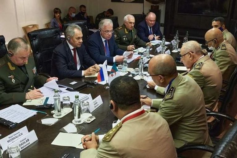 جانب من المباحثات الرسمية بين قائد الجيش الجزائري ووزير الدفاع الروسي جانب من المباحثات الرسمية بين قائد الجيش الجزائري ووزير الدفاع الروسي