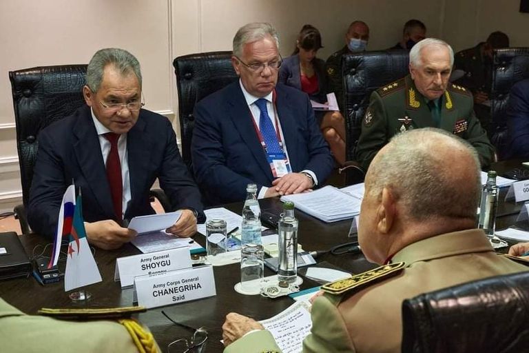 جانب من المباحثات الرسمية بين قائد الجيش الجزائري ووزير الدفاع الروسي جانب من المباحثات الرسمية بين قائد الجيش الجزائري ووزير الدفاع الروسي