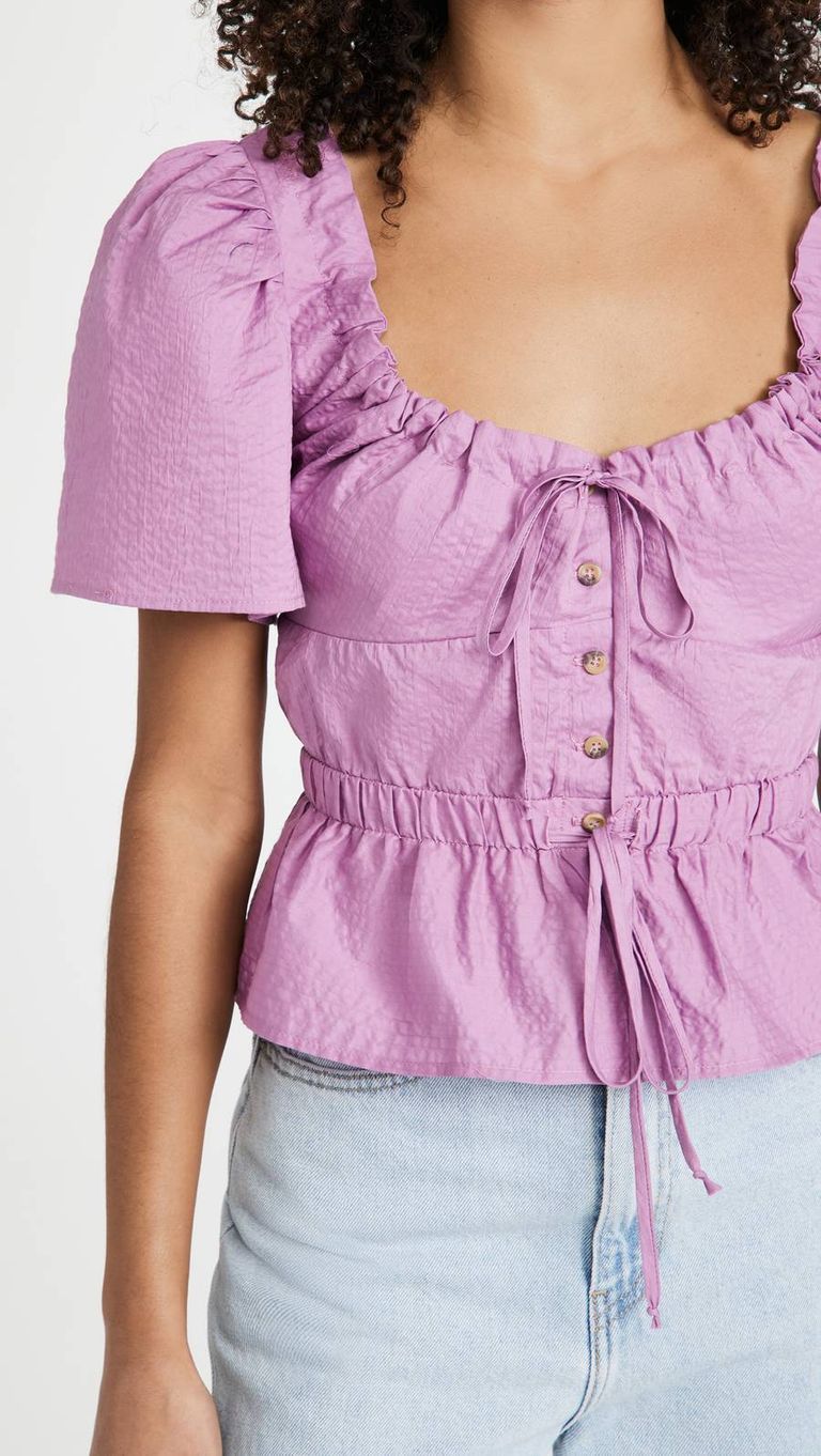 الفساتين المزينة بالزهور أحدث صيحات هذا الصيف