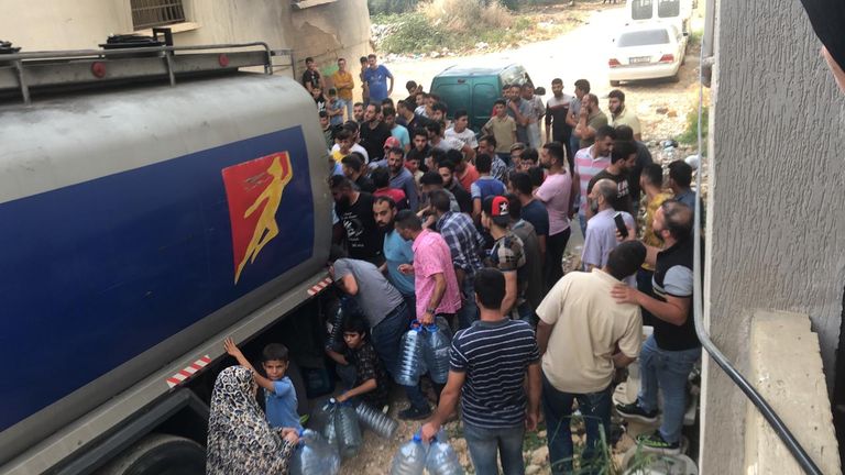 تدافع أمام محطات البنزين في لبنان