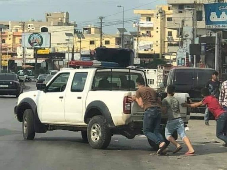 تدافع أمام محطات البنزين في لبنان