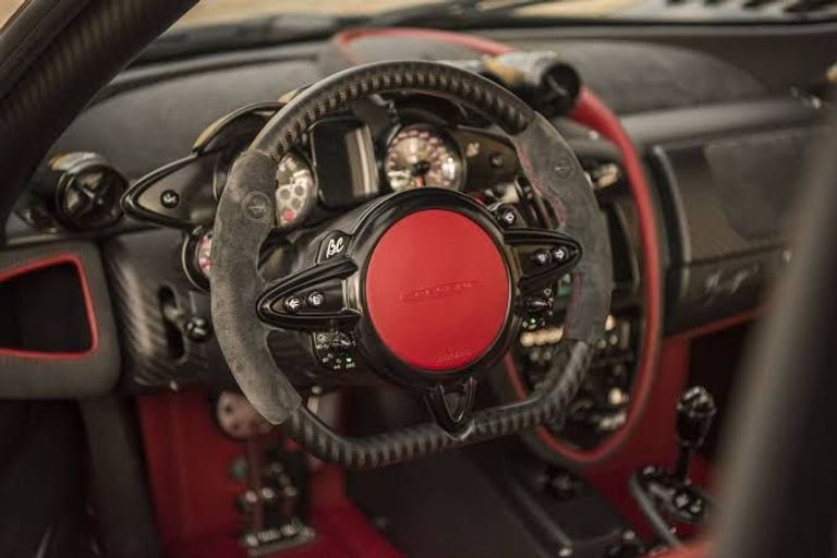 طراز Pagani Huayra مقود القيادة بطراز Lamborghini Sesto Elemento