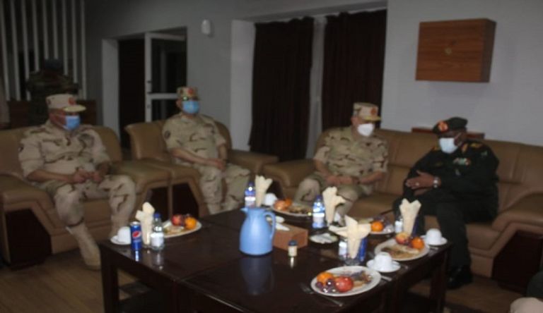 رئيس أركان حرب القوات المسلحة المصرية الفريق محمد فريد حجازي لدى وصوله الخرطوم