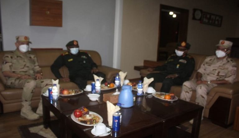 رئيس أركان حرب القوات المسلحة المصرية الفريق محمد فريد حجازي لدى وصوله الخرطوم