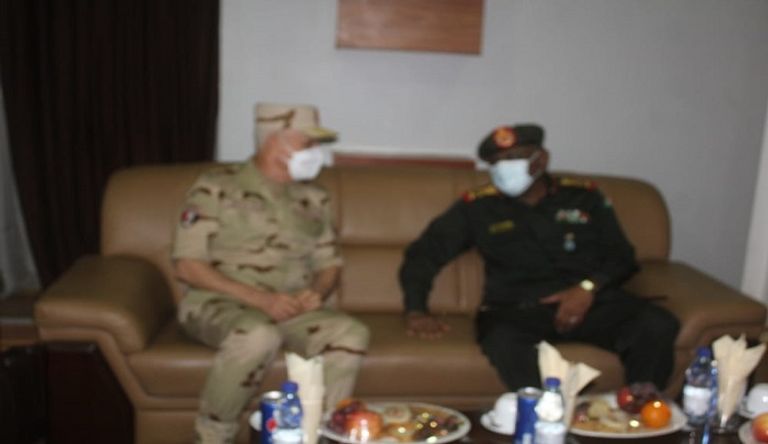 رئيس أركان حرب القوات المسلحة المصرية الفريق محمد فريد حجازي لدى وصوله الخرطوم