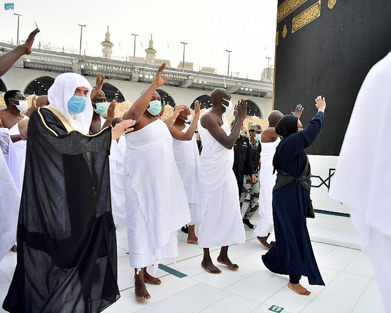 رئيس جامبيا يؤدي مناسك العمرة