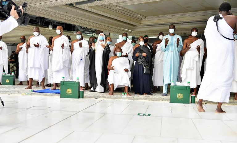 رئيس جامبيا يؤدي مناسك العمرة