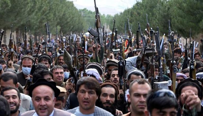 مسلحون يتأهبون للدفاع عن كابول- رويترز