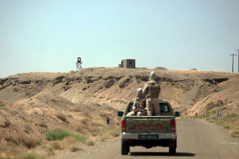 عناصر من القوات الإيرانية على الحدود مع أفغانستان