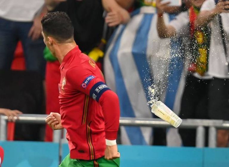 رونالدو يتلقى ضربة من زجاجة كوكاكولا