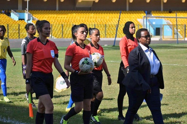 طاقم التحكيم بقيادة لامية عثمان الدوري الجزائري - صورة أرشيفية