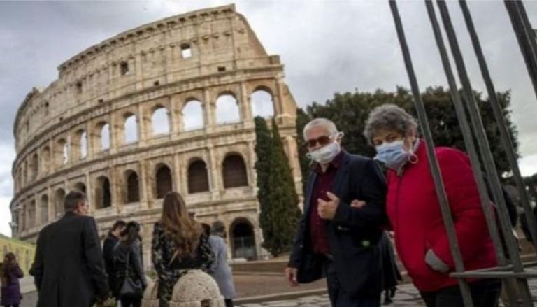 مواطنان إيطاليان يسيران في شوارع روما