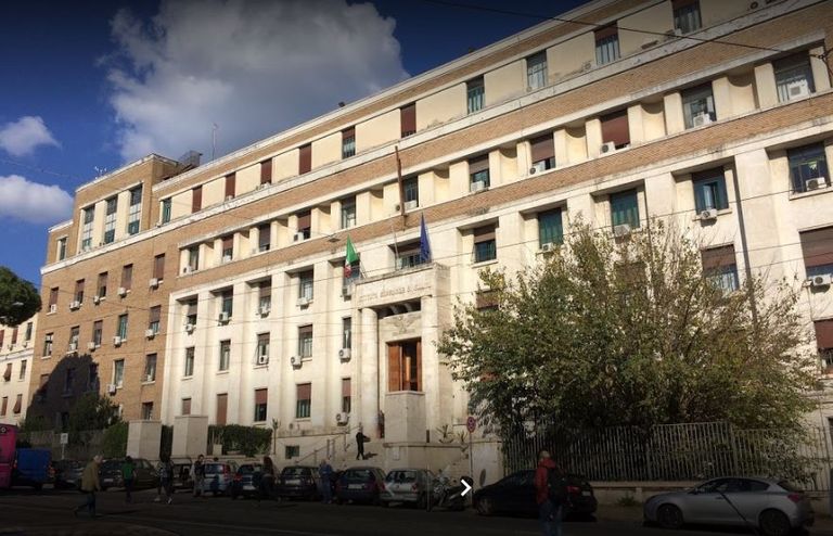 مواطنان إيطاليان يسيران في شوارع روما