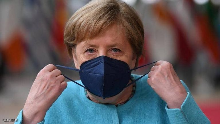 مواطنان إيطاليان يسيران في شوارع روما